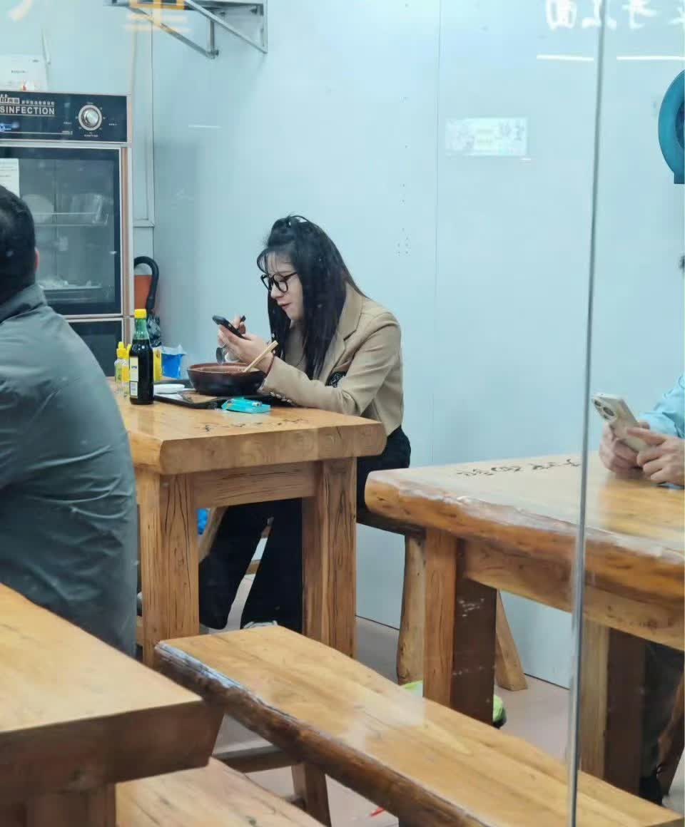 咱从小到大，在餐桌上都经历过哪些“生死攸关”的时刻？筷子怎么放，夹菜怎么夹，都可