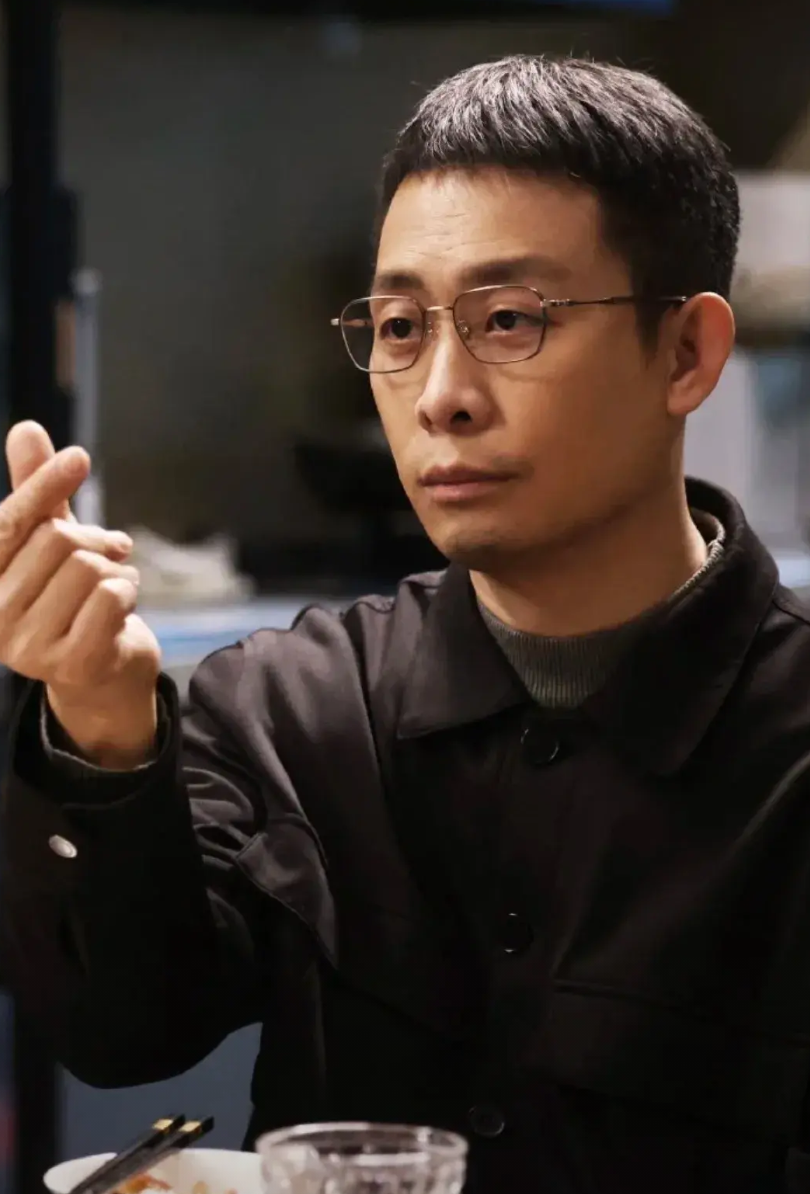 看了《以法之名》
有个问题一直想不明白
洪亮在检察院工作了18年，可是他怎么一直