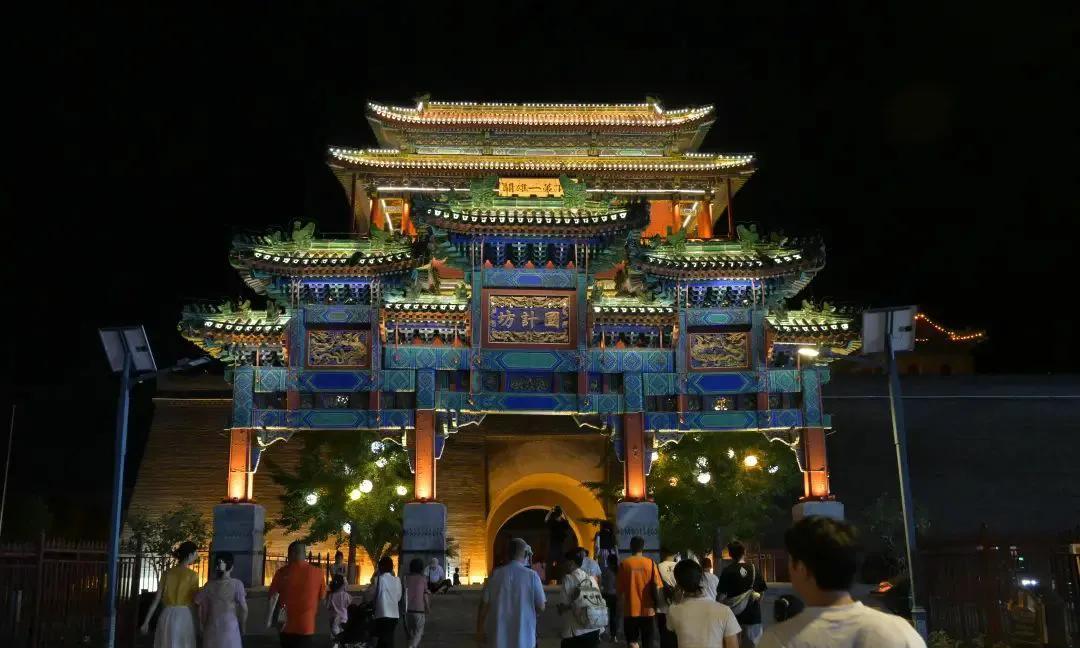夜幕灯光下的居庸关长城
距北京市区60公里的居庸关长城，是京北长城沿线上的著名古