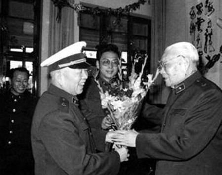 新中国的两代海军司令员，一位是大将，另一位是上将。