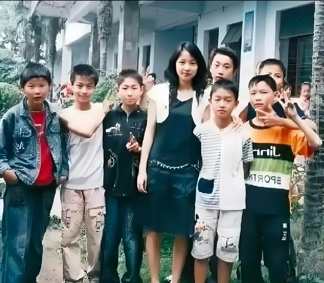 这是26岁的袁文婷老师生前与学生们的合影，她是四川什邡师古镇民主中心小学的小学老
