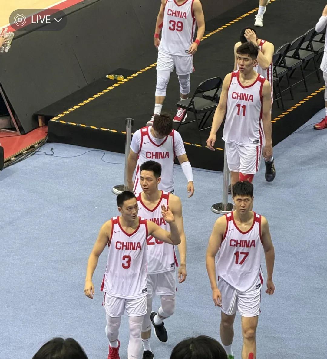 中国男篮如果不改变首发，亚洲杯能输死，五个首发，四个人谁拿球谁攻，赵睿作为一个首