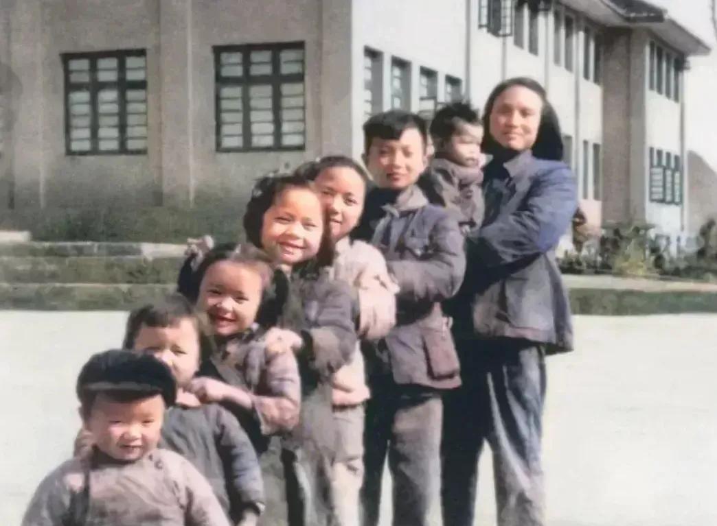 1956年，童年时期的任正非和家人的一张合影。
任正非的父亲任木生，字摩逊，19