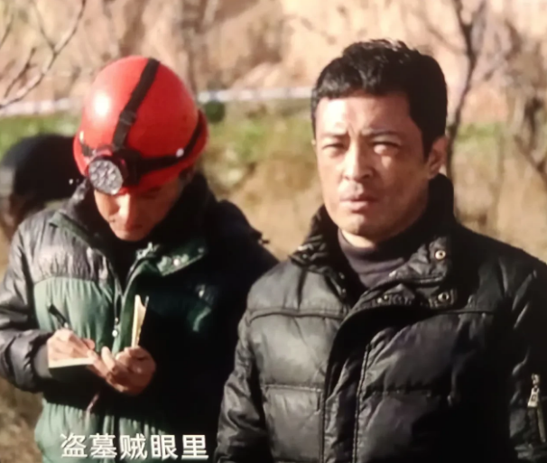 《护宝寻踪》
天呐，
尹村真是文物聚集之地啊，居然发现了鎏金青铜，但是编钟被盗墓
