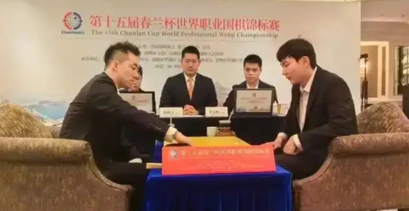 以前，国家队教练说李轩豪是与AI研究棋时间最长的队员。
现在，李轩豪自己都说，他
