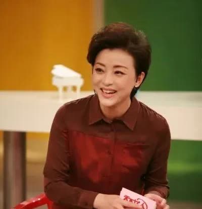 杨澜问陈凯歌:“你见过这么多女人，为什么最后还是选择了陈红？”陈凯歌回答说:“我
