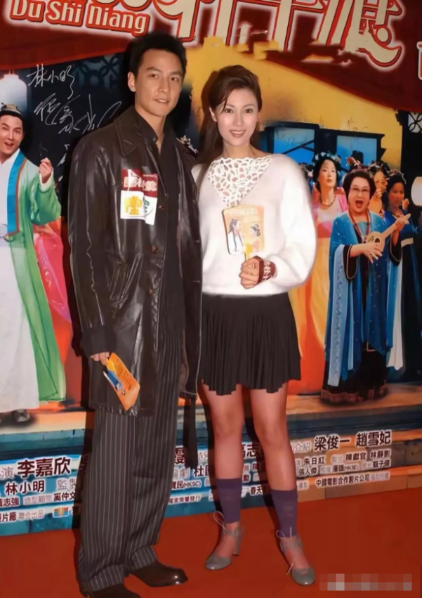 李嘉欣早点为《花魁杜十娘》做宣传的时候，这套搭配有点辣眼睛呀！
李嘉欣在2003