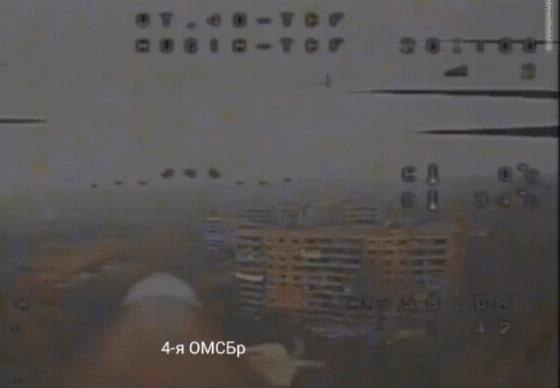 俄军航弹毁灭性打击！乌军地面建筑又成功拦截了俄军三枚航弹！俄军一架光纤无人机拍摄