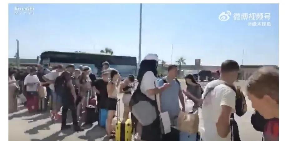 图片显示，逃亡塞浦路斯的以色列难民排起了望不到头的长长的队伍。
塞浦路斯成为以色
