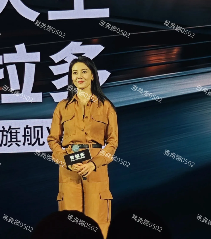 线下活动见到高圆圆了，她虽然不年轻了但还是非常美丽耐看。
大眼睛水汪汪，五官大气