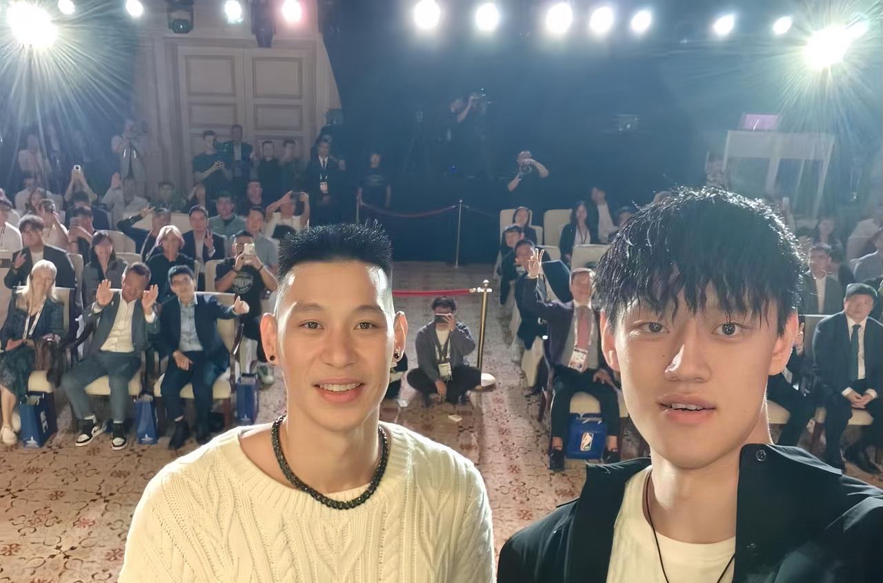 成龙、林书豪也来澳门了，分别和曾凡博拍照留念！
成龙大哥还和小曾聊了很多啊！是要