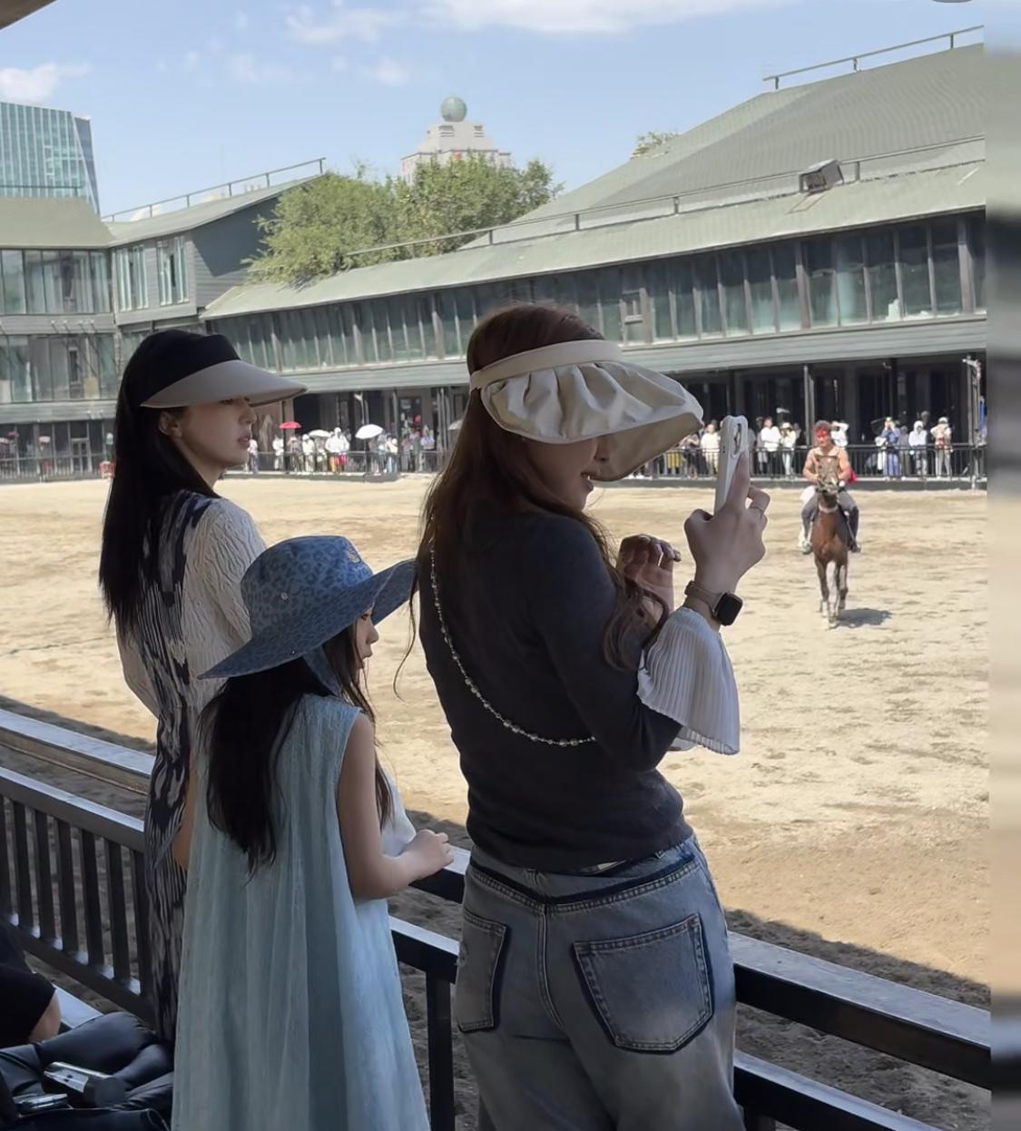 董璇这个侧颜也太美了，清晰的下颚线，修长的身材，真是美得太突出了。
要不是因为她