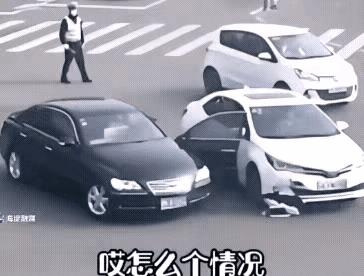 白车右前灯被黑车撞损，碎片散落地上。
白车司机未来得及下车查看，
只见黑车已画弧