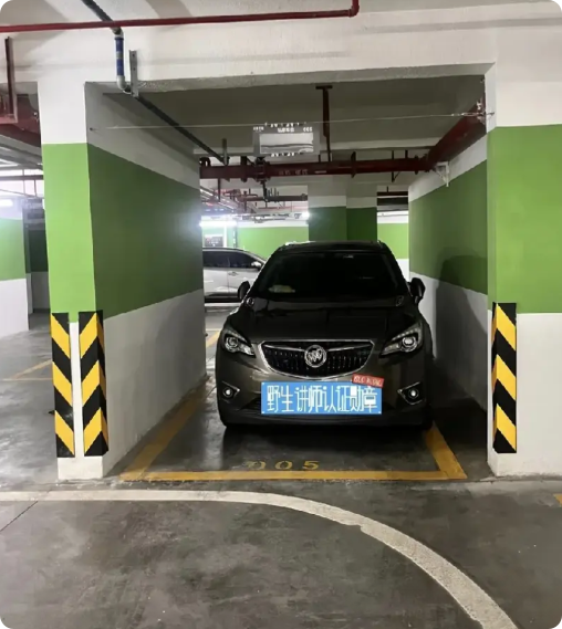男子贪便宜买下一个左右带墙的车位，本想当个仓库，可把车停进去之后，发现这个位置和