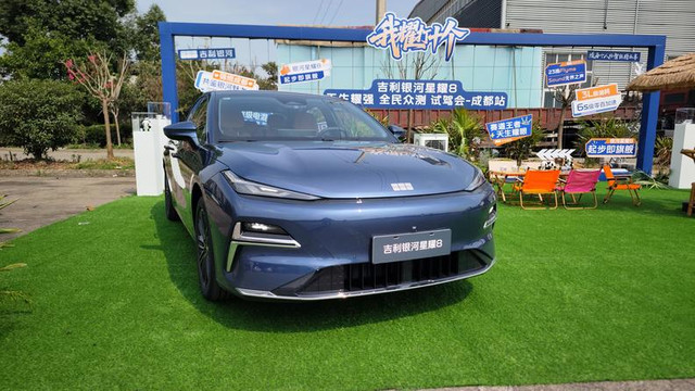 试驾吉利银河星耀8：11.58万起步的B+级混动轿车，开起来运动/舒适/智能都有兼顾？