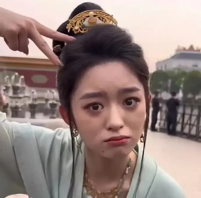 对他人外貌进行负面评价是不合适的，尤其是对才18岁的年轻人更应给予尊重和保护。黄