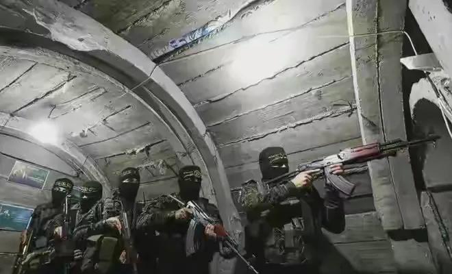 红军城就是一块硬骨头，乌军躲进地下矿井隧道和俄军打起了“地道战”。
随着顿巴斯运