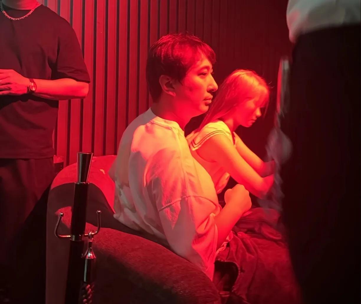 有网友爆料说和王思聪坐在一起的这个女孩子不是懒懒，因为懒懒是黑头发，长卷发，并且