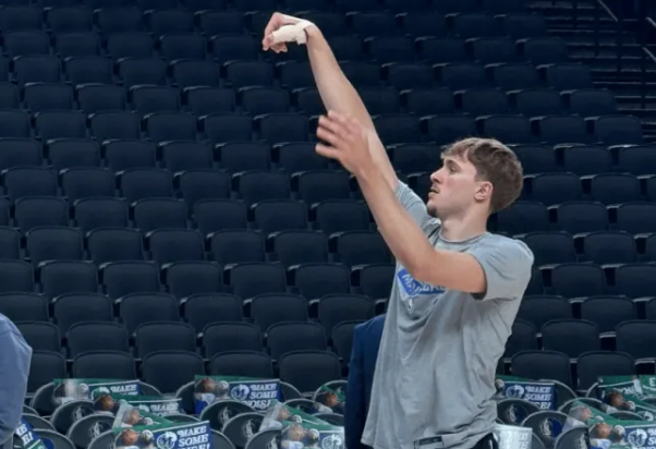 独行侠记者今日更新社媒，晒出了独行侠新秀库珀-弗拉格的投篮训练照。
媒体还表示，