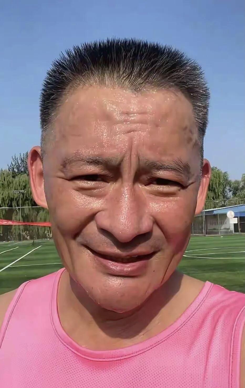 这是哪一位男明星？满脸褶皱，小眼睛，五官长的一般，还有他的头发几乎都白完了，年纪