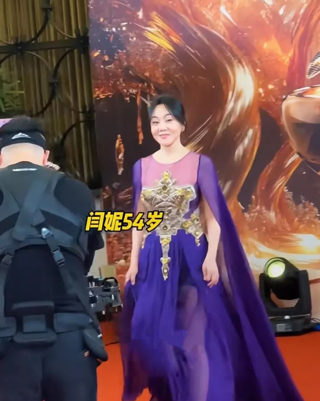 看闫妮这状态能演到100岁，哪像女儿都27岁了，我看她像27岁，打扮仙飘飘的，就