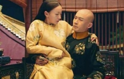 1756年，令妃生下孩子还在坐月子，就被欲望缠身的乾隆帝宠幸了，在此后10内更是