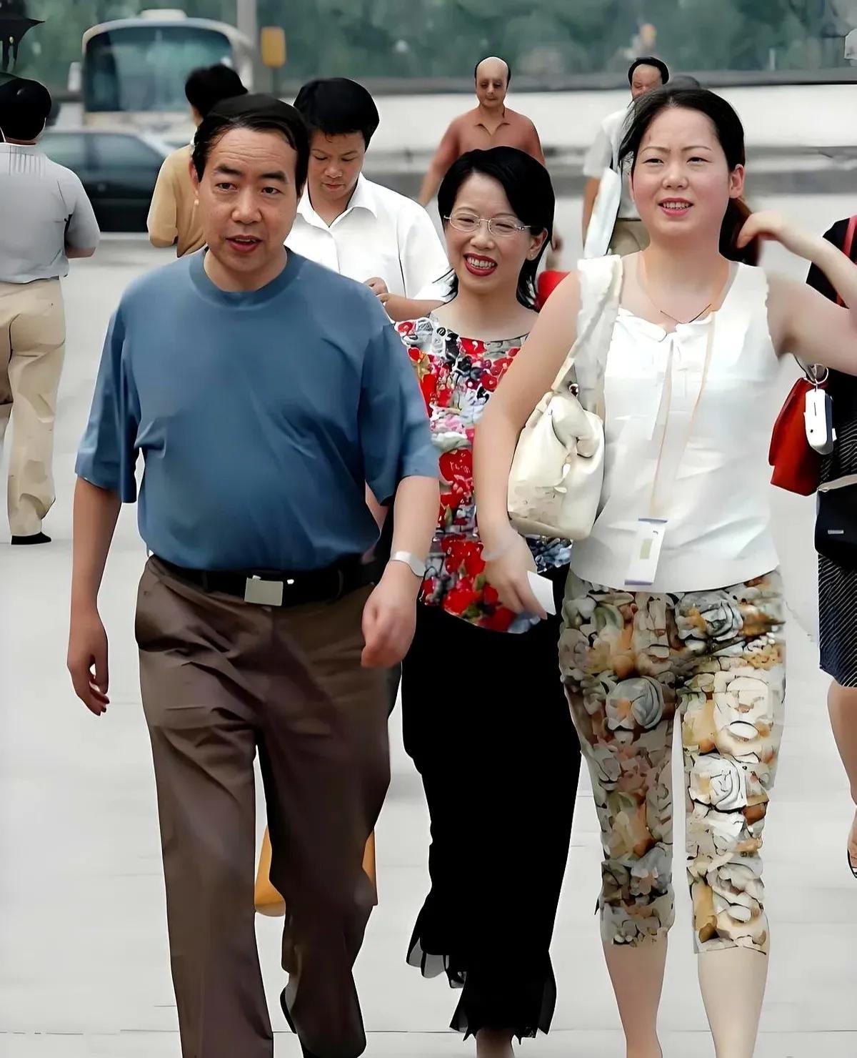 这位男士是谁呀？我觉得他是当代的大作家，如果是他，他可是73岁年纪的人了，还这么