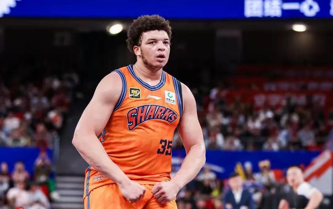 洛夫顿，如果你不懂得尊重中国篮球，就请你滚出cba！
一个在nba打不上球的边角