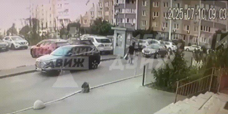 迟到了9年的复仇，乌克兰臭名昭著的SBU上校，被近距连开五枪：杀手从容撤离！
乌