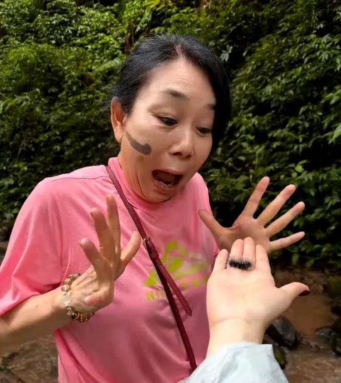 “酸的”，张馨予去西双版纳旅游，不但徒手抓毛毛虫，而且还生吃蚂蚁，事后还回复网友