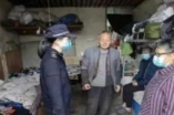 人间有真情！浙江一大爷因违规摆摊被罚款，交罚款时不禁求情道：“能不能少罚点，我就