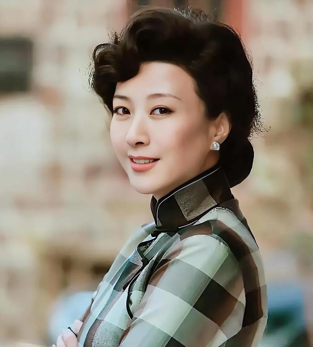 她是实力派女演员，也是娱乐圈里干净的一位女演员，大众公认的标准美女。虽是戏红人不