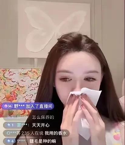 叶珂直播哭了，说要救自己于水火之中，暗示黄晓明不给钱，评论区炸锅了。
黄晓明离开