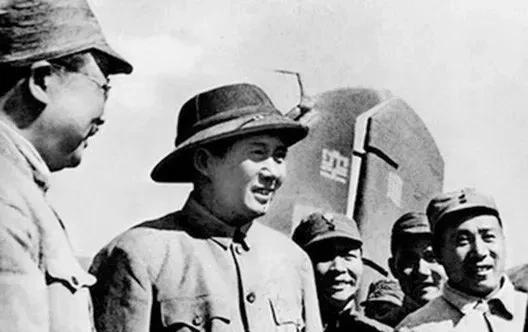 1945年10月11日，毛泽东参加重庆谈判后返回延安。左起：李克农、毛泽东、谭政