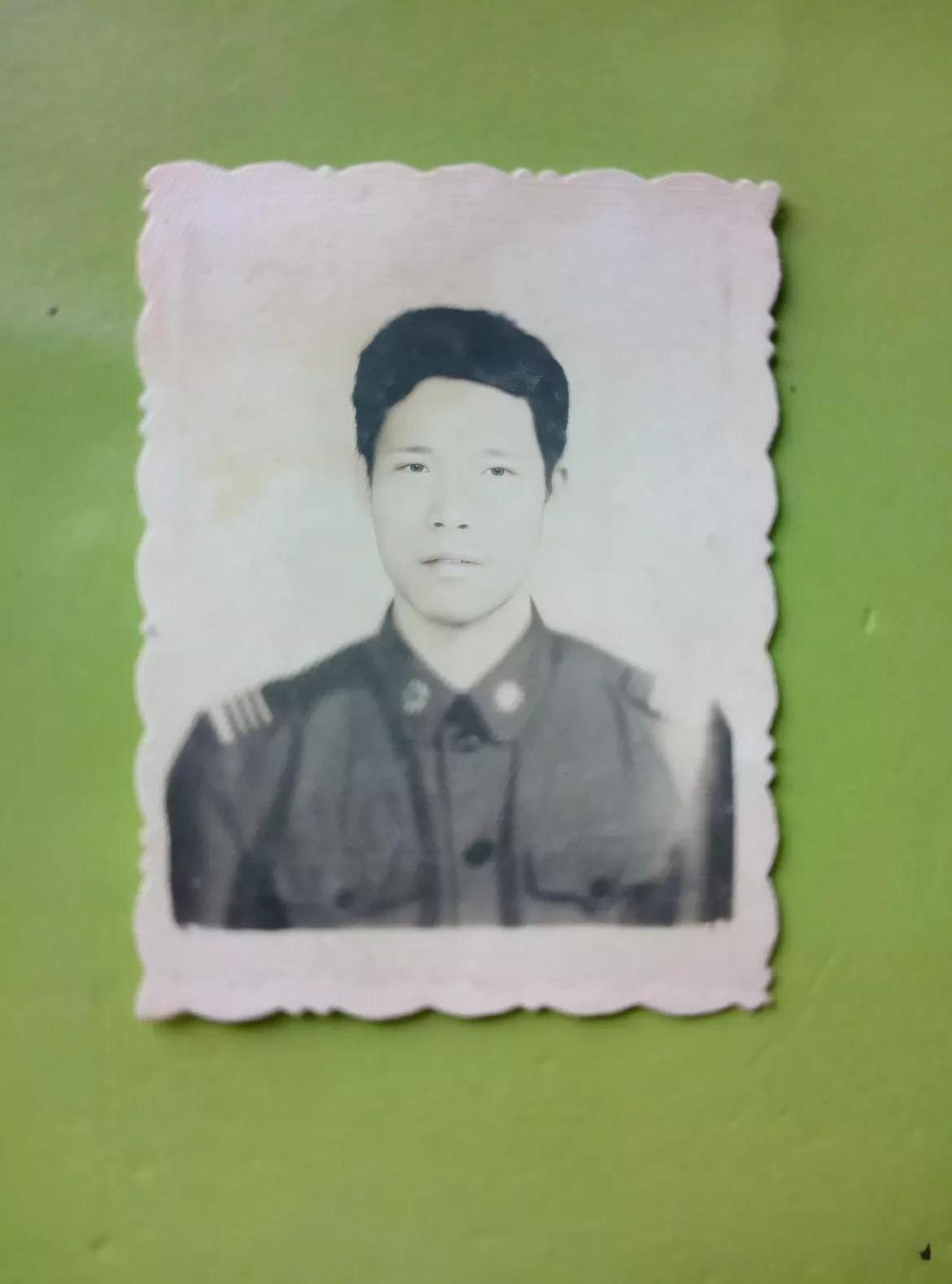 以前的上士军衔与现在的上士军衔没法比，以前的上士军衔只是名义上的，因为那时的上士