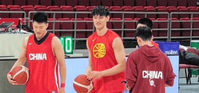 曾凡博没有留在nba，他回不回cba牵中的很多北京球迷的心，有很多球迷也在问这个