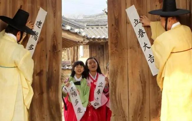 当年韩国发起去汉字运动的时候，曾经将光华门匾额上的汉字改为谚文。
改完后，韩国人