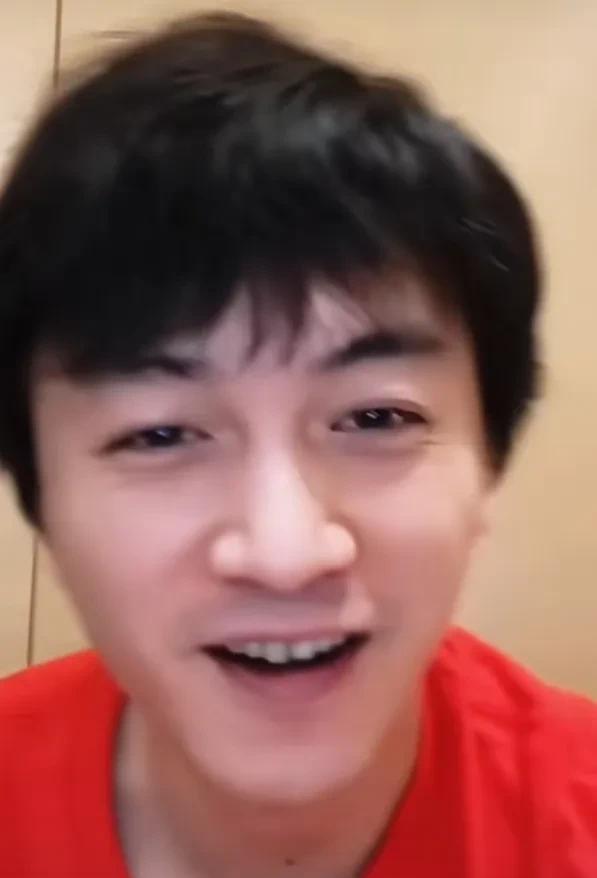 陈晓近日在直播里，网友问陈晓有没有白头发，陈晓自豪的晃晃脑袋，并把脑袋低下让网友