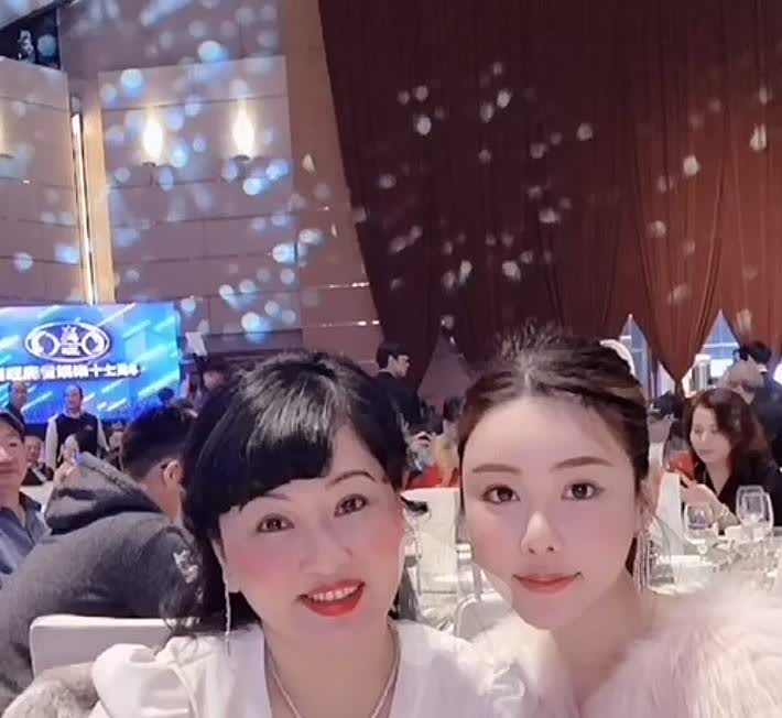 看了香港五姐的声明，可知蔡天凤是妥妥的白富美啊！她最大的失误，就是不该在中学时代
