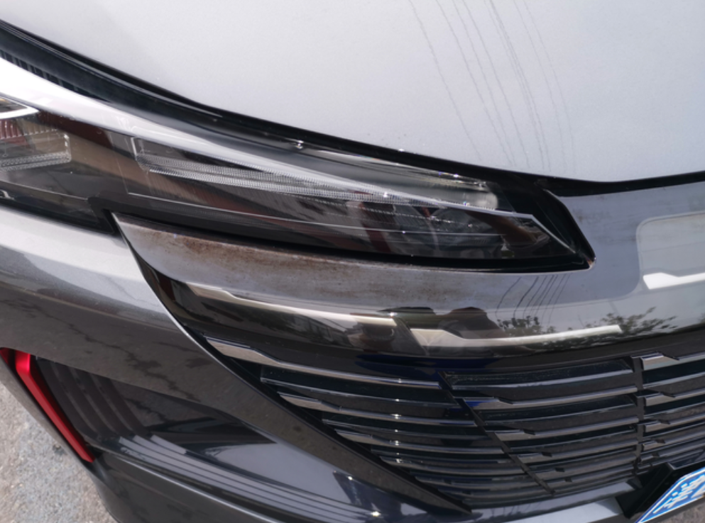 长安cs55plus第二代，买了车一年多，发现中网两侧紧挨大灯的地方发糊