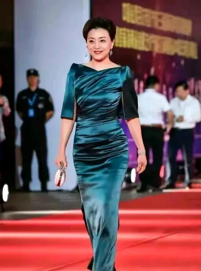 天呐，这是哪位主持人，肚子胖的，太吓人了，比胸还高，都说她比周涛美，周涛甩她十条
