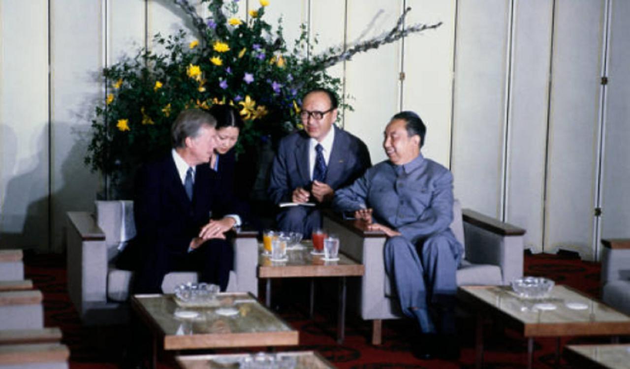1980年7月10日，华国锋会见美国总统卡特。
地点：东京大仓饭店。
两位领导人