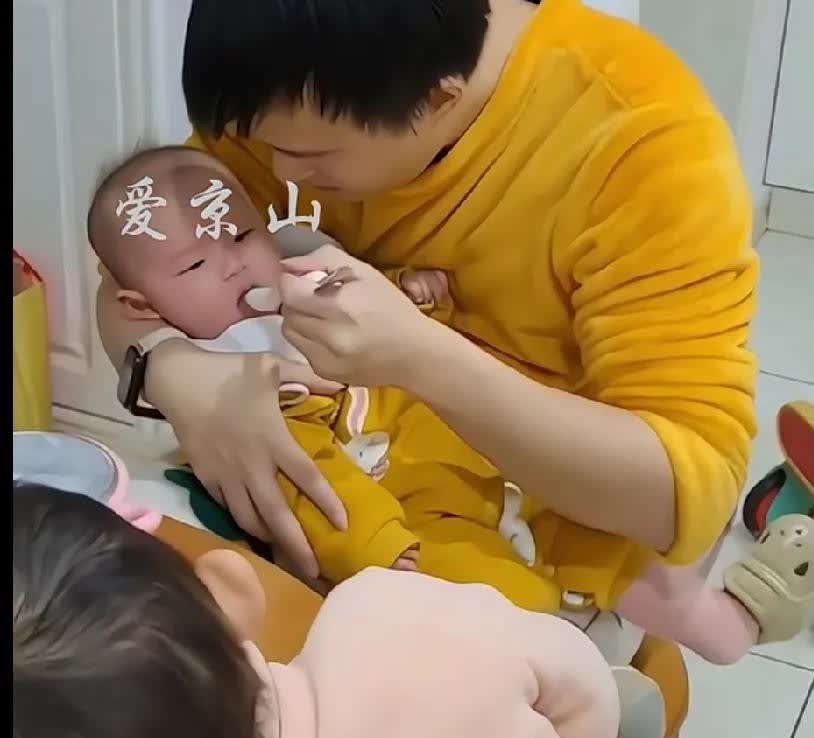 这个宝妈做了别人不敢做的事！
男子嫌弃老婆在家就只带娃，啥也不干还总是要钱，“