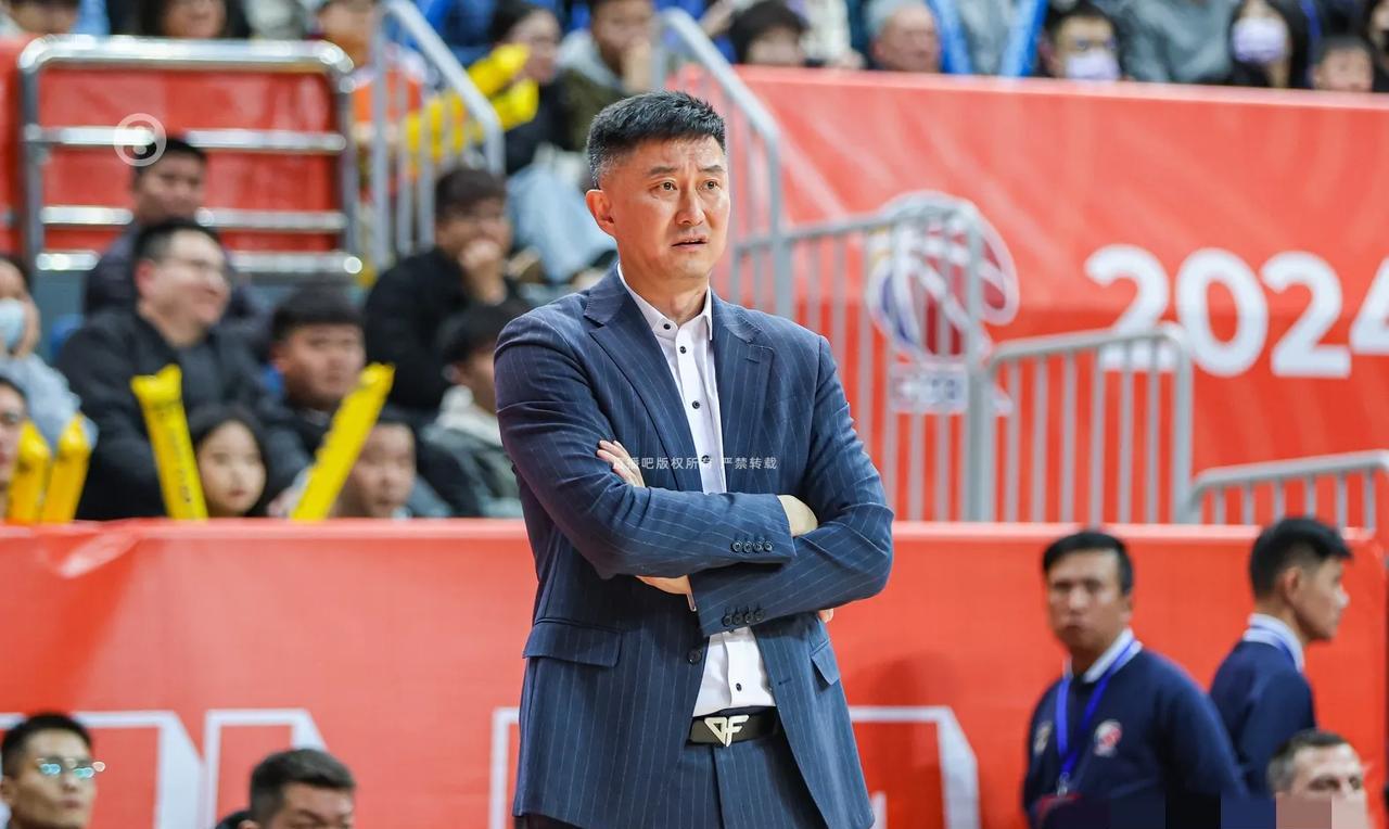 不看不知道，一看吓一跳！！
杜锋350万，带领广东男篮晋级8强；
杨鸣300万，