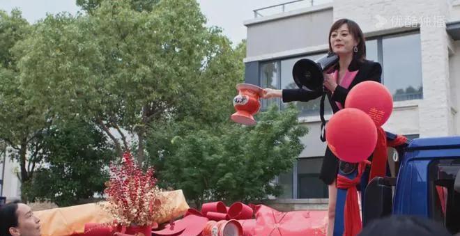 这一招还真亏她想得出，不过总算出了口恶气。
《蛮好的人生》里，胡曼黎气不过邱丽苏