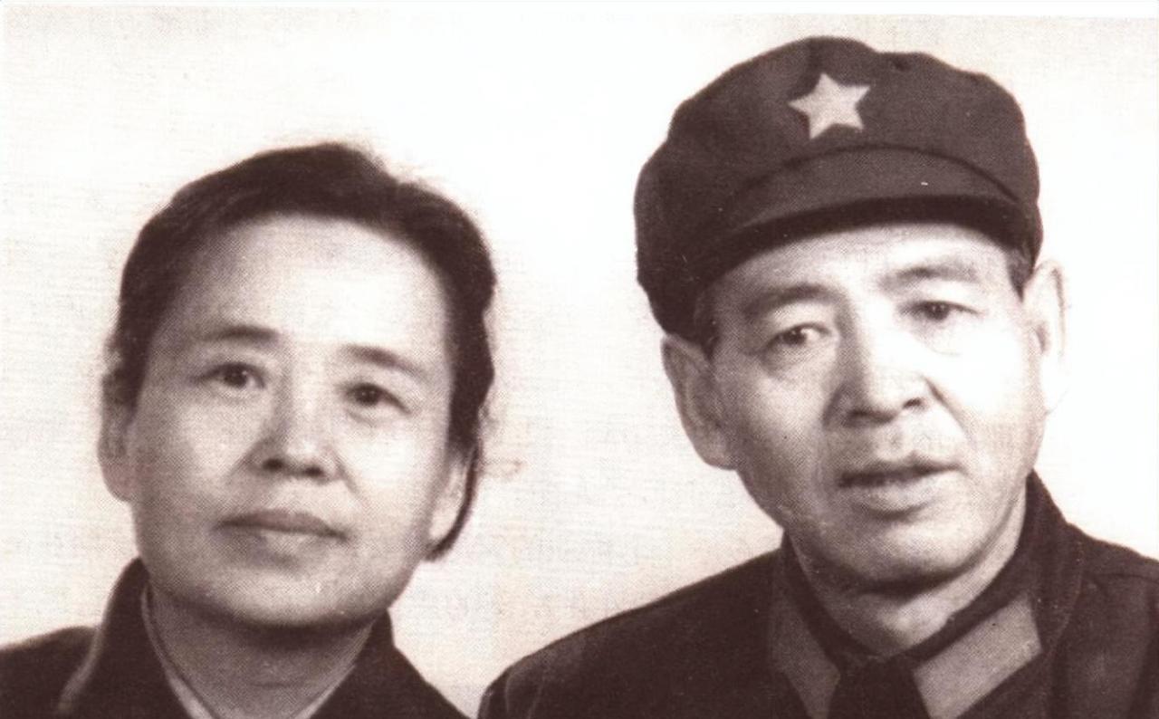 .1971年夏，18岁的新兵董耀东突然被领导叫去谈话，刚一推门就看到满脸泪水的母