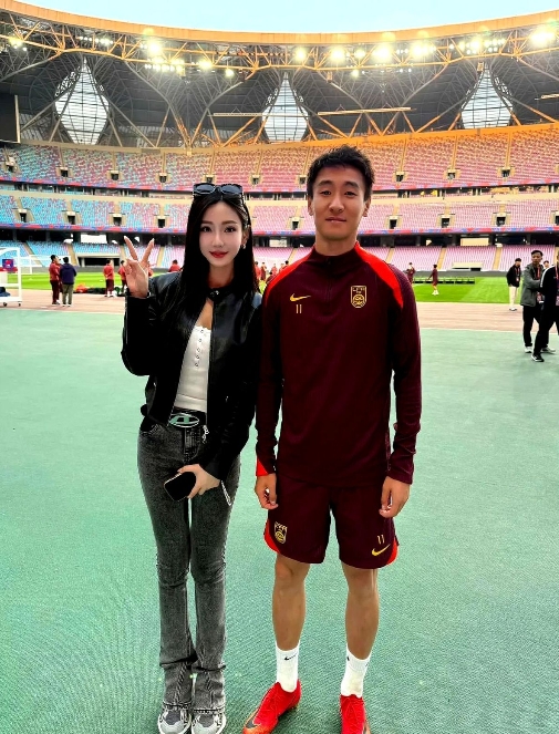 国足最近又成了大伙儿茶余饭后的谈资。你说气不气人，场上成绩垫底，场下倒是总被美女