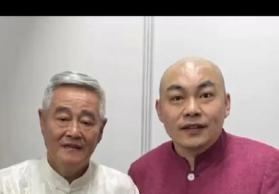 近日有网友晒出赵本山的近照，照片中赵本山和徒弟程野同框出现，67岁的赵本山头发花