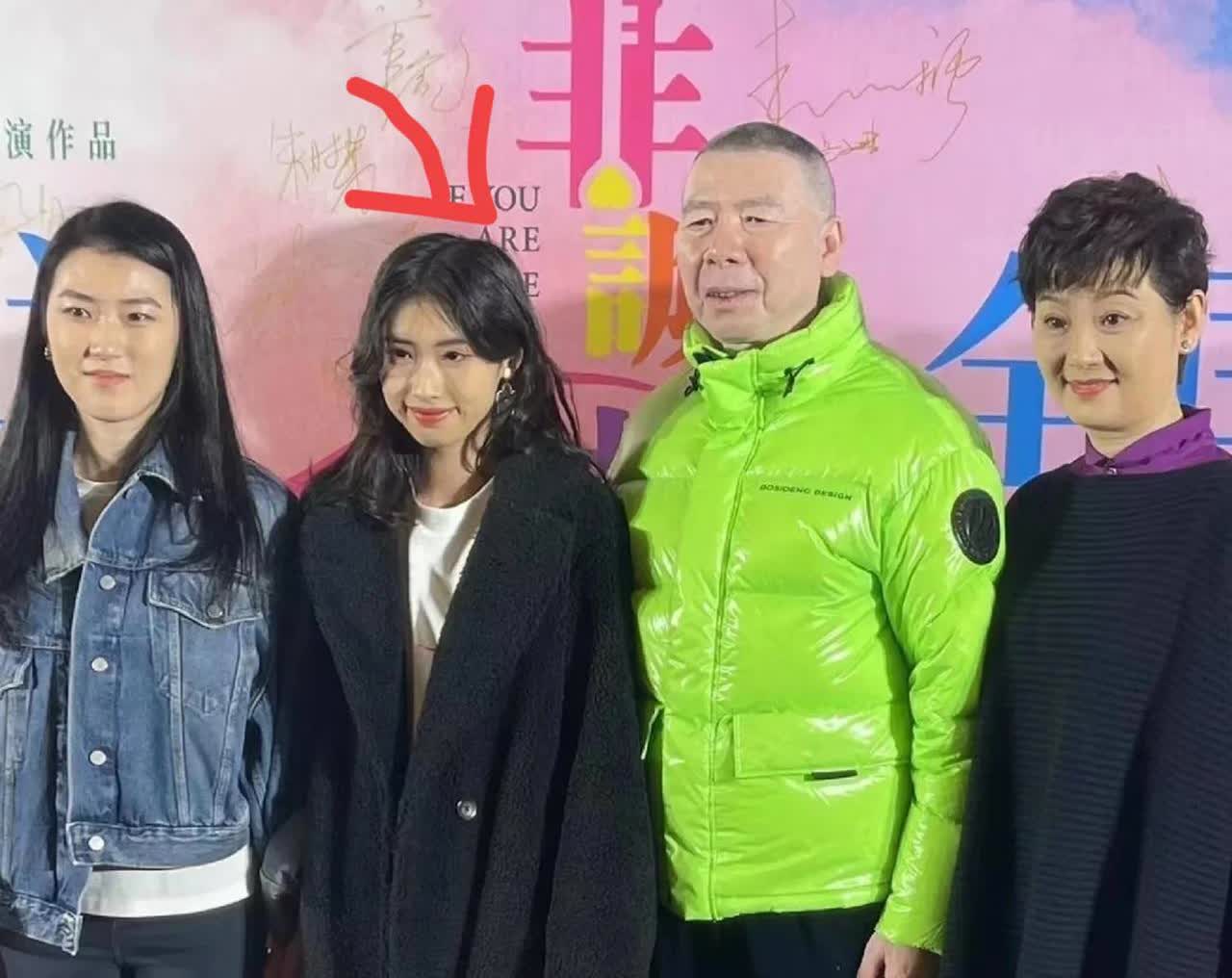 冯小刚和徐帆养女徐朵，在美国高中毕业啦

说起这个养女！她本是北京孤儿院的孩