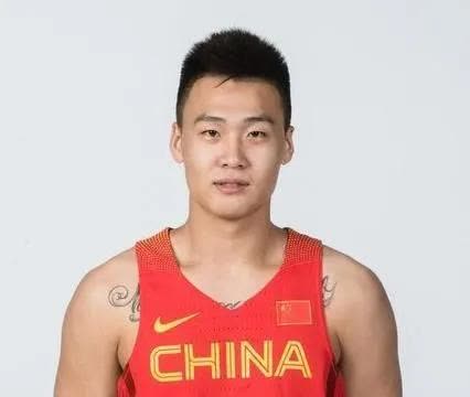 这两个曾经宏远队的队友，一个是现任国家队队长，一个是前任国家队队长。一个为新疆队